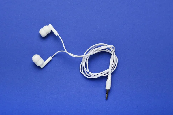 Auriculares Blancos Sobre Fondo Azul — Foto de Stock