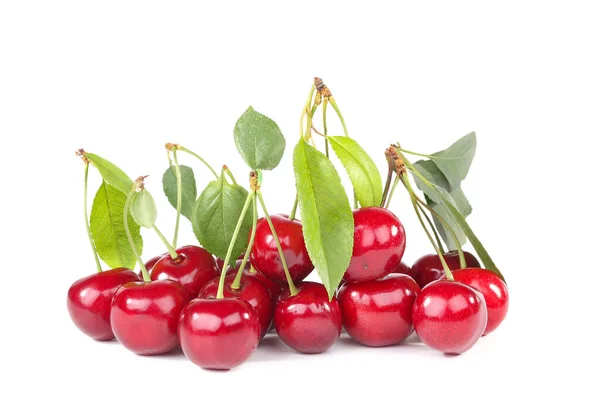 Cerezas Dulces Con Hojas Verdes Aisladas Sobre Fondo Blanco —  Fotos de Stock