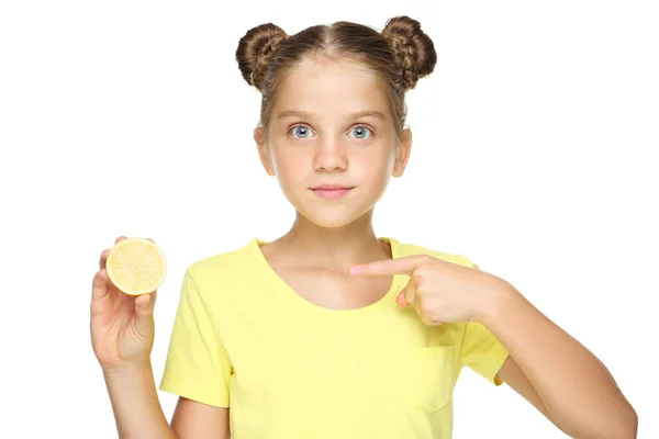 Menina Jovem Apontando Frutas Limão Fundo Branco — Fotografia de Stock