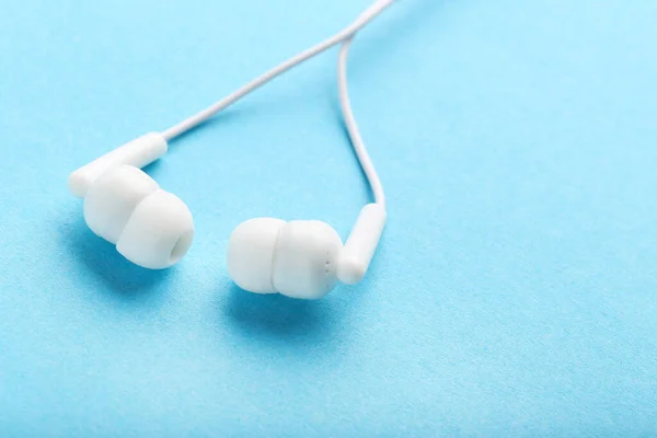 Auriculares Blancos Sobre Fondo Azul — Foto de Stock