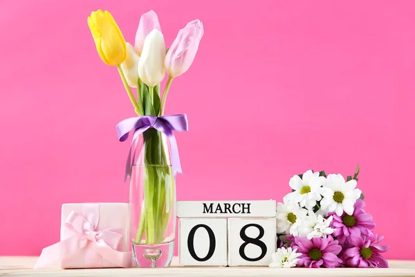 Kub Kalender Med Tulpan Krysantemum Blommor Och Presentförpackning Rosa Bakgrund — Stockfoto