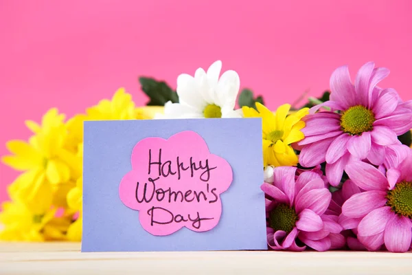 Text Happy Womens Day Mit Chrysanthemenblüten Auf Rosa Hintergrund — Stockfoto
