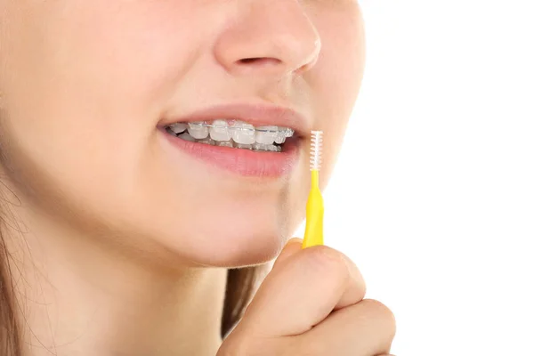 Menina Com Aparelho Dentário Segurando Escova Dentes Fundo Branco — Fotografia de Stock