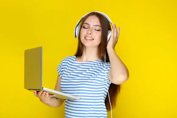 Jeune Femme Dans Les Écouteurs Aide Ordinateur Portable Sur Fond — Photo