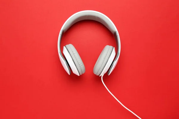 Weiße Kopfhörer Auf Rotem Hintergrund — Stockfoto