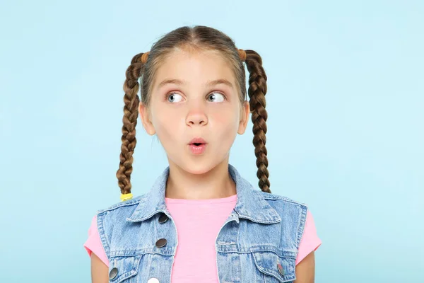 Joven Chica Sorprendida Sobre Fondo Azul —  Fotos de Stock