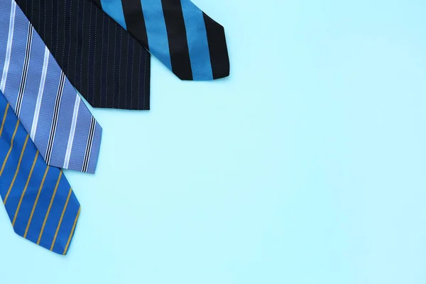 Cravatte Colorate Sfondo Blu — Foto Stock