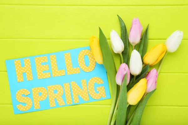 Тюльпан Цветы Текстом Hello Spring Зеленом Деревянном Столе — стоковое фото