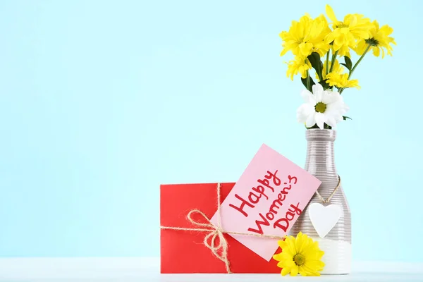 Texto Feliz Día Mujer Con Flores Crisantemo Caja Regalo Sobre —  Fotos de Stock
