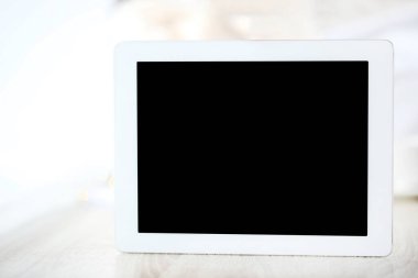Tablet bilgisayarı masada.