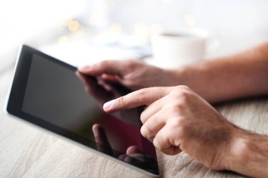 Erkek el ele tutuşup tablet bilgisayar kullanıyor