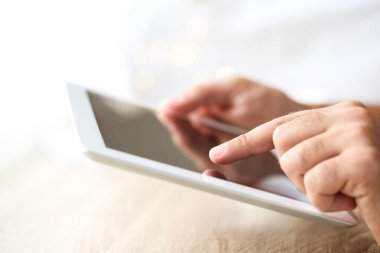 Erkek el ele tutuşup tablet bilgisayar kullanıyor