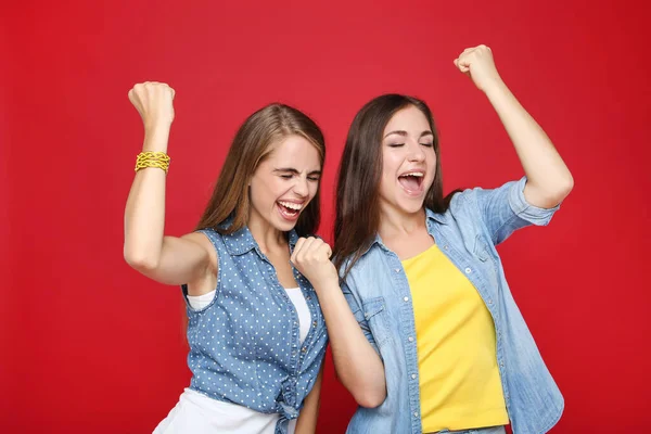 Jong Gelukkig Vriendinnen Rood Achtergrond — Stockfoto