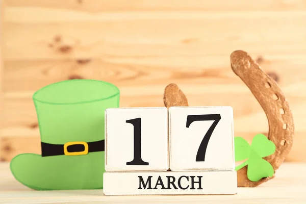 Saint Patrick Calendrier Cube Avec Chapeau Papier Fer Cheval Doré — Photo