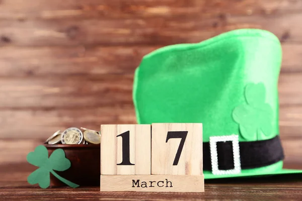 Día San Patricio Calendario Cubos Con Monedas Cuenco Sombrero Verde — Foto de Stock