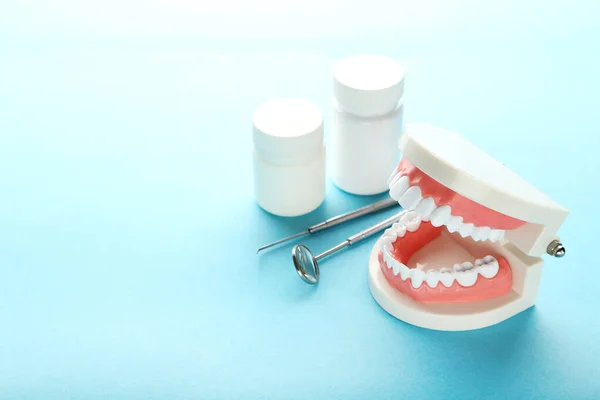 Modelo Dentes Com Instrumentos Dentários Garrafas Fundo Azul — Fotografia de Stock