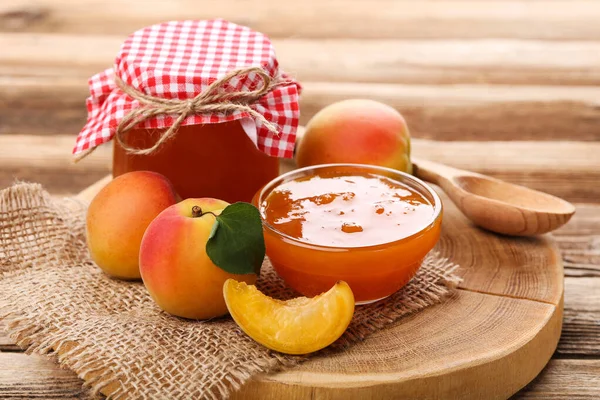 Marillenmarmelade Schüssel Und Glas Auf Braunem Holztisch — Stockfoto