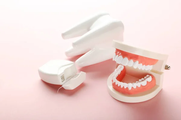 Pembe Arka Planda Diş Ipliği Olan Diş Modelleri — Stok fotoğraf