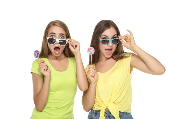 Jovens Namoradas Felizes Óculos Sol Segurando Pirulitos Doces Fundo Branco — Fotografia de Stock
