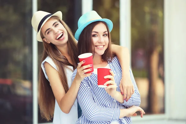 Duas Jovens Namoradas Felizes Com Copos Papel Rua — Fotografia de Stock