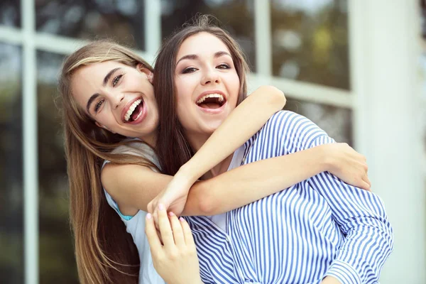 Two Young Happy Girlfriends Street — Stock Photo, Image