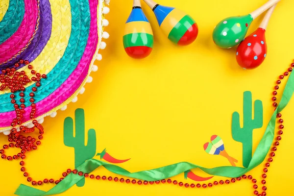 Mexicaanse Hoed Met Maracas Papieren Cactussen Gele Achtergrond — Stockfoto