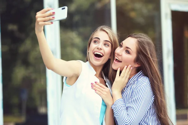 Dos Jóvenes Novias Felices Haciendo Selfie Teléfono Móvil Calle —  Fotos de Stock