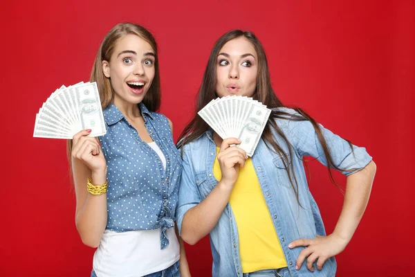 Joven Feliz Novias Sosteniendo Billetes Dólar Sobre Fondo Rojo — Foto de Stock