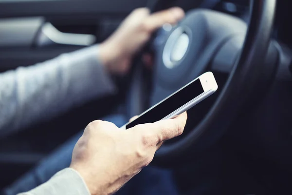 Man Använder Mobiltelefon När Kör Bil — Stockfoto