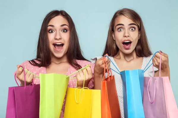 Joven Feliz Novias Con Bolsas Compras Sobre Fondo Azul — Foto de Stock