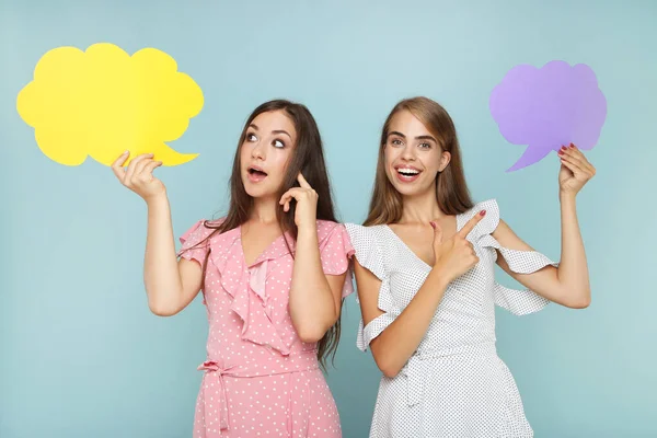 Joven Feliz Novias Con Burbujas Habla Papel Sobre Fondo Gris —  Fotos de Stock