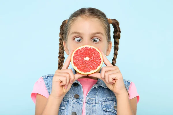 Menina Com Toranja Fundo Azul — Fotografia de Stock