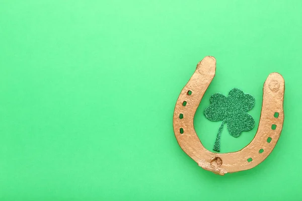 Patrick Day Paper Clover Leaf Golden Horseshoe Green Background — Stock Photo, Image