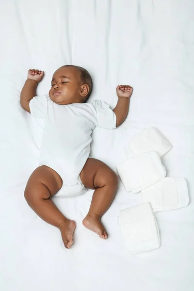 Menina Americana Dormindo Cama Branca Com Fraldas — Fotografia de Stock