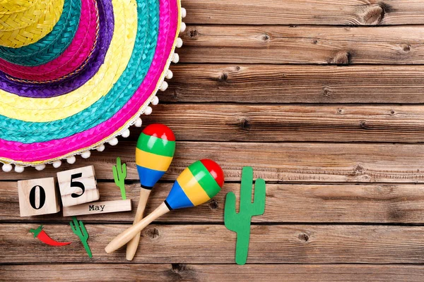 Mexikansk Mössa Med Maracas Kub Kalender Och Papper Kaktusar Träbord — Stockfoto
