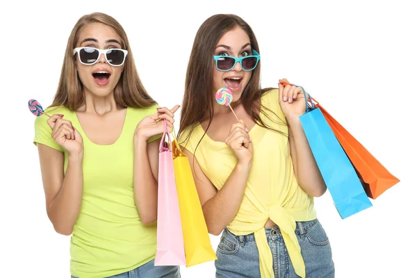 Fiatal Boldog Barátnők Bevásárló Táskák Napszemüveg Nyalókák Fehér Háttér — Stock Fotó
