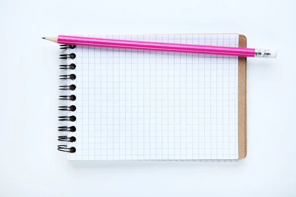 白い背景に鉛筆で空白のメモ帳 — ストック写真