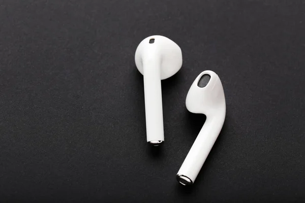 Auriculares Inalámbricos Blancos Sobre Fondo Negro — Foto de Stock