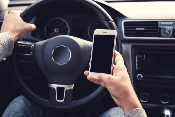 Homem Usando Telefone Celular Durante Condução Carro — Fotografia de Stock