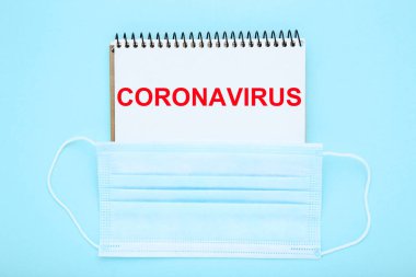 Mavi arkaplanda maske olan Coronavirus 'u metin