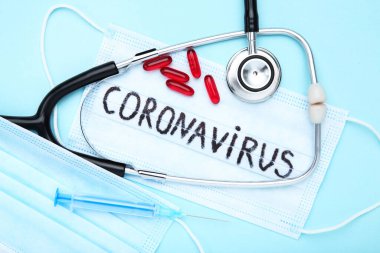 Coronavirus 'a mavi arka planda haplar, şırınga ve steteskopla mesaj at.