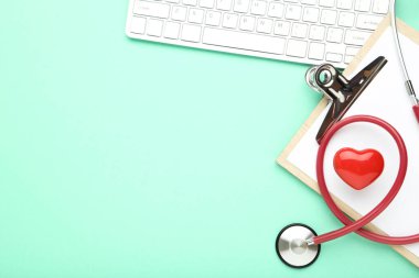 Kırmızı kalpli stetoskop, yeni arkaplanda pano ve tuş takımı