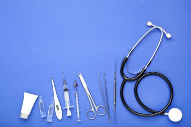 Doktor Günü konsepti. Mavi arkaplanda tıbbi araçlar