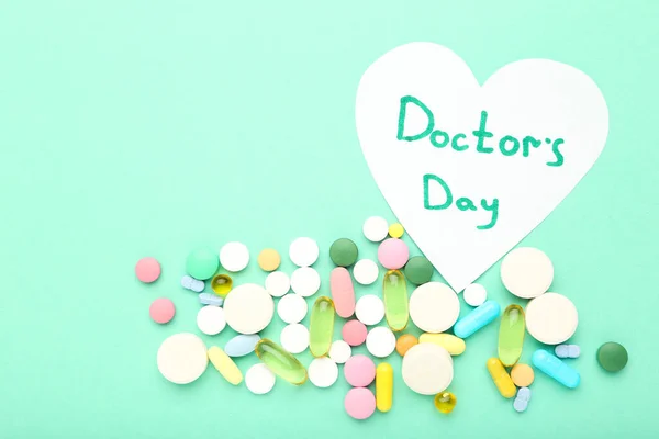Ημέρα Του Γιατρού Κειμένου Πολύχρωμα Χάπια Φόντο Μέντα — Φωτογραφία Αρχείου