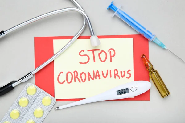 Text Stop Coronavirus Con Termometro Stetoscopio Pillole Siringa Sfondo Grigio — Foto Stock