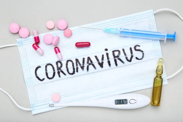 Testo Coronavirus Con Pillole Termometro Siringa Sfondo Grigio — Foto Stock