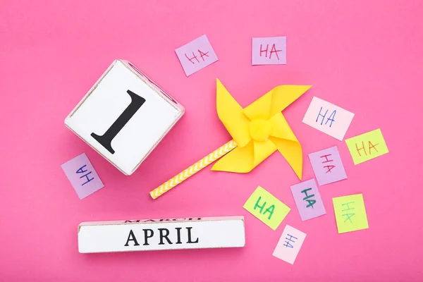 April Fool Day Calendario Legno Con Mulino Vento Carta Sfondo — Foto Stock