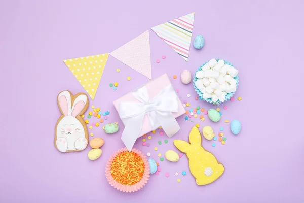 Oster Lebkuchen Mit Geschenkbox Papierfahnen Eiern Und Marshmallows Auf Violettem — Stockfoto