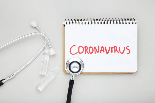 Testo Coronavirus Con Fiale Mediche Stetoscopio Fondo Grigio — Foto Stock