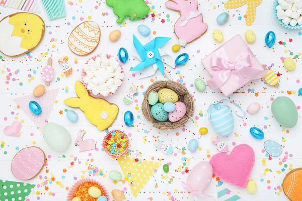 Oster Lebkuchen Mit Bonbons Und Geschenkbox Auf Weißem Holztisch — Stockfoto